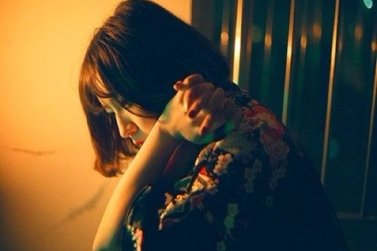 Nhìn chục trứng vịt cùng món ăn nguội lạnh đặt trên bàn, chồng tôi đỏ hoe mắt rồi vội vã giục vợ sửa soạn đồ về quê ngay