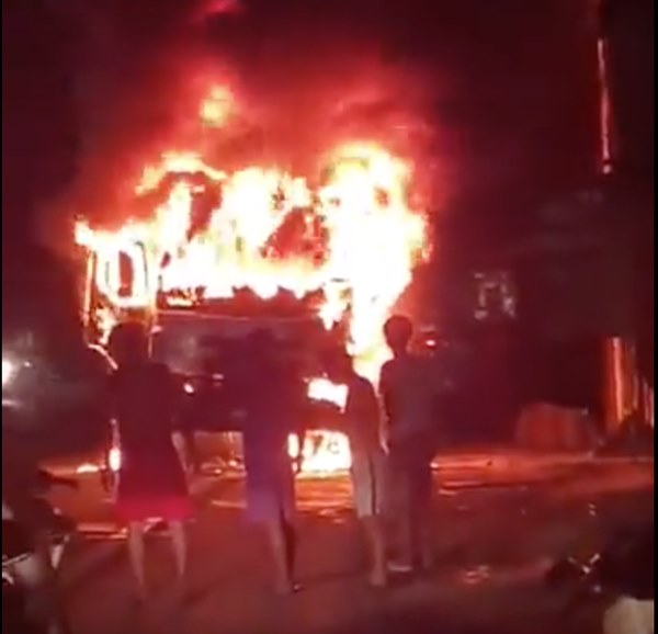 Sau tai nạn khiến người đi xe máy tử vong, xe tải kéo lê xe máy rồi bốc cháy dữ dội-1