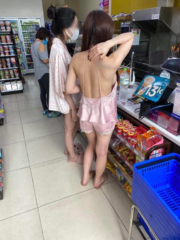 Kiều nữ mặc đồ như không mặc khi đi mua ô tô, phần trên xuyên thấu phần dưới chẳng có gì khiến ai cũng ngỡ ngàng-3