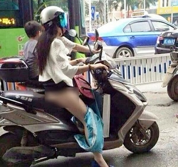 Kiều nữ mặc đồ như không mặc khi đi mua ô tô, phần trên xuyên thấu phần dưới chẳng có gì khiến ai cũng ngỡ ngàng-4