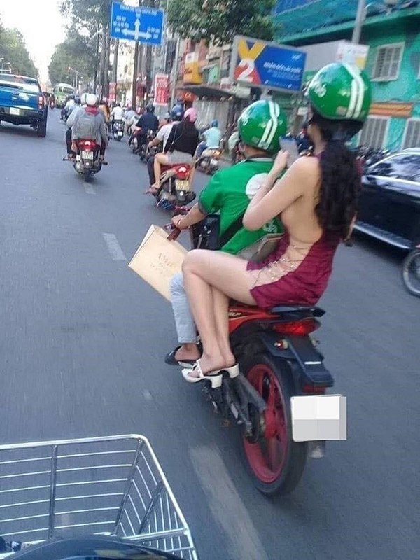 Kiều nữ mặc đồ như không mặc khi đi mua ô tô, phần trên xuyên thấu phần dưới chẳng có gì khiến ai cũng ngỡ ngàng-6