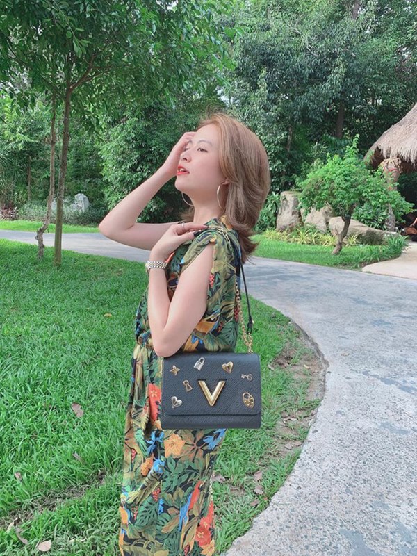 Street style sao Việt: Cùng khoe lưng thon gợi cảm, Miu Lê trẻ trung nhưng vẫn thua Hà Tăng ở khoản hững hờ buông lơi-4