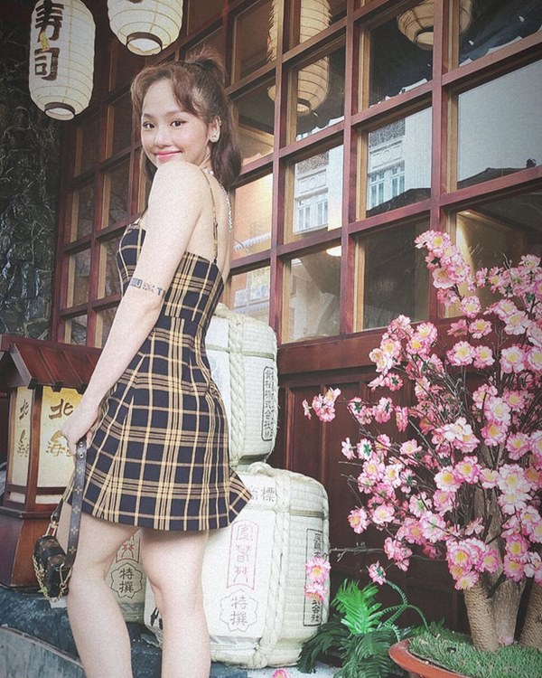 Street style sao Việt: Cùng khoe lưng thon gợi cảm, Miu Lê trẻ trung nhưng vẫn thua Hà Tăng ở khoản hững hờ buông lơi-5