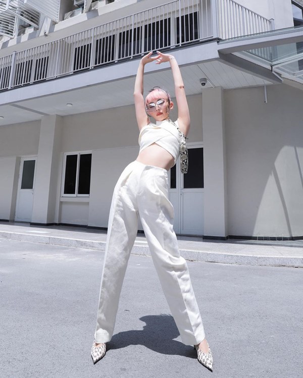 Street style sao Việt: Cùng khoe lưng thon gợi cảm, Miu Lê trẻ trung nhưng vẫn thua Hà Tăng ở khoản hững hờ buông lơi-6