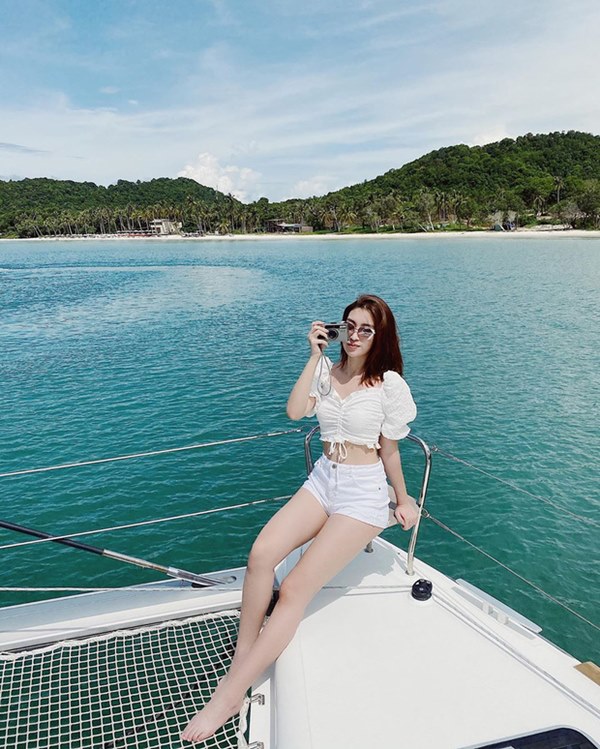 Street style sao Việt: Cùng khoe lưng thon gợi cảm, Miu Lê trẻ trung nhưng vẫn thua Hà Tăng ở khoản hững hờ buông lơi-10