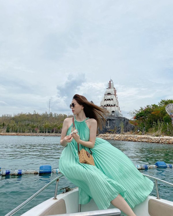 Street style sao Việt: Cùng khoe lưng thon gợi cảm, Miu Lê trẻ trung nhưng vẫn thua Hà Tăng ở khoản hững hờ buông lơi-12