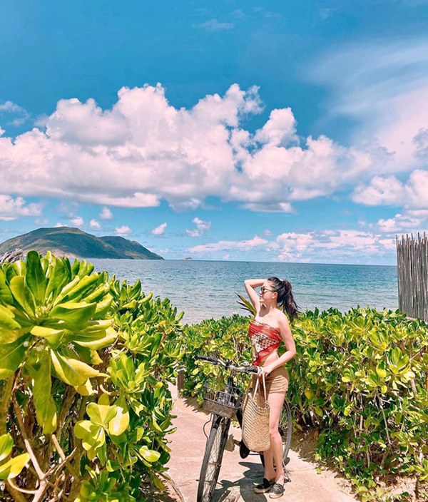 Street style sao Việt: Cùng khoe lưng thon gợi cảm, Miu Lê trẻ trung nhưng vẫn thua Hà Tăng ở khoản hững hờ buông lơi-16