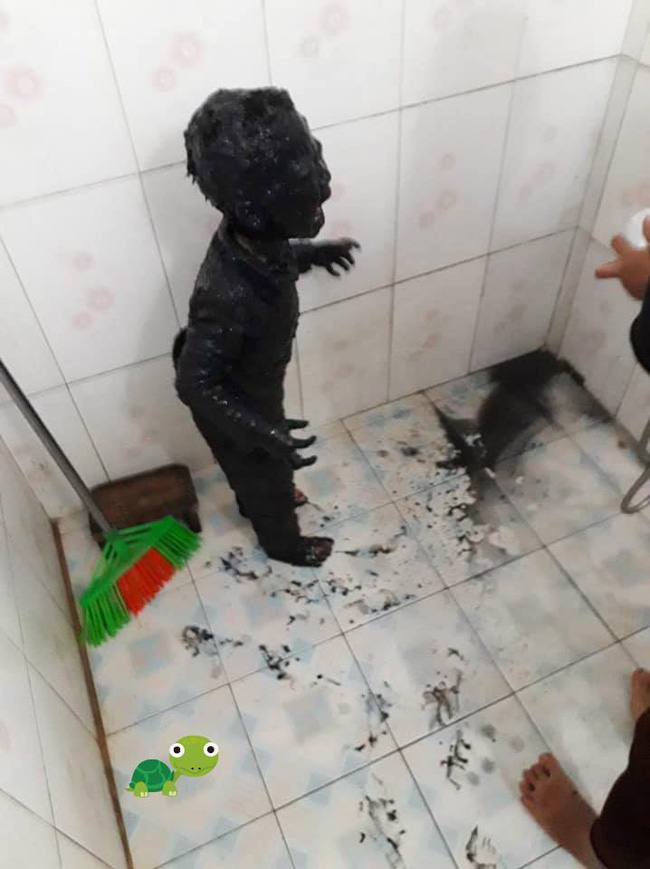 Cười xỉu cảnh bé trai đang đi thì bị mương nước chạy ẩu ngã vào người, được bà rửa cho vẫn còn tủi thân mếu máo-1