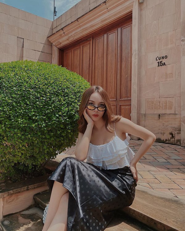 Street style sao Việt: Cùng khoe lưng thon gợi cảm, Miu Lê trẻ trung nhưng vẫn thua Hà Tăng ở khoản hững hờ buông lơi-19