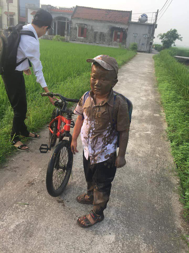 Cười xỉu cảnh bé trai đang đi thì bị mương nước chạy ẩu ngã vào người, được bà rửa cho vẫn còn tủi thân mếu máo-2
