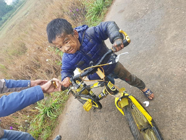 Cười xỉu cảnh bé trai đang đi thì bị mương nước chạy ẩu ngã vào người, được bà rửa cho vẫn còn tủi thân mếu máo-3