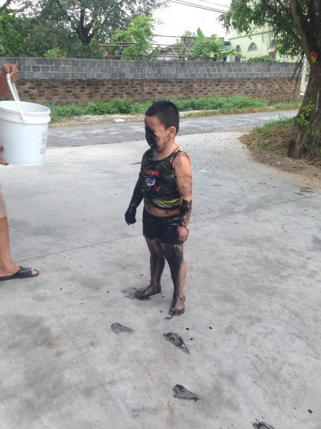 Cười xỉu cảnh bé trai đang đi thì bị mương nước chạy ẩu ngã vào người, được bà rửa cho vẫn còn tủi thân mếu máo-4