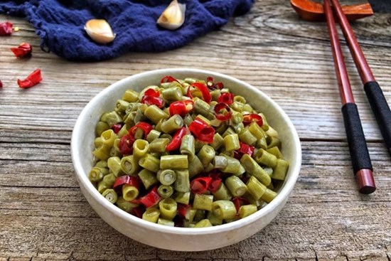 Mùa hè làm hũ đậu đũa muối chua để dành, ăn với gì cũng ngon!