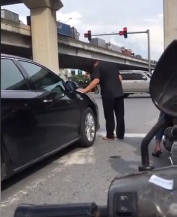 Đang chờ đèn đỏ, người đàn ông bước xuống từ ô tô để tiểu bậy giữa ngã tư Khuất Duy Tiến khiến nhiều người phẫn nộ-1