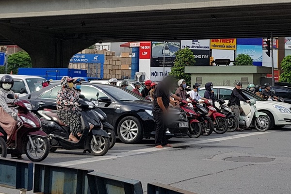 Dừng chờ đèn đỏ, người đàn ông thản nhiên mở cửa xế hộp đứng ra giữa đường... tiểu bậy-4