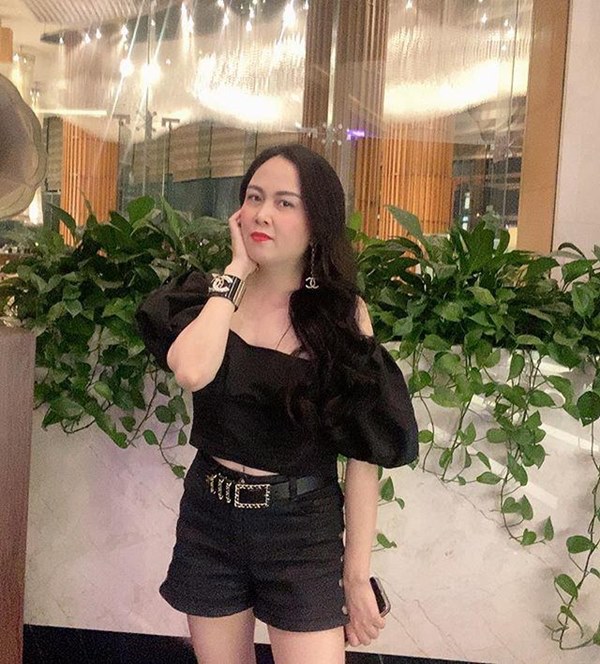 Bất chấp thân hình mũm mĩm, Phượng Chanel vẫn đam mê diện áo bẹt vai, hoá ra là có chiêu-7