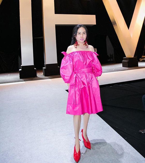 Bất chấp thân hình mũm mĩm, Phượng Chanel vẫn đam mê diện áo bẹt vai, hoá ra là có chiêu-9