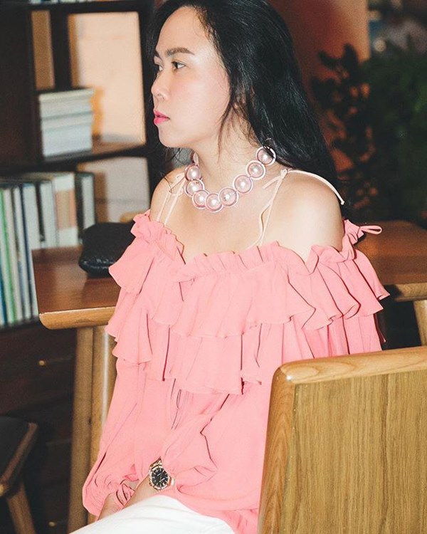 Bất chấp thân hình mũm mĩm, Phượng Chanel vẫn đam mê diện áo bẹt vai, hoá ra là có chiêu-11