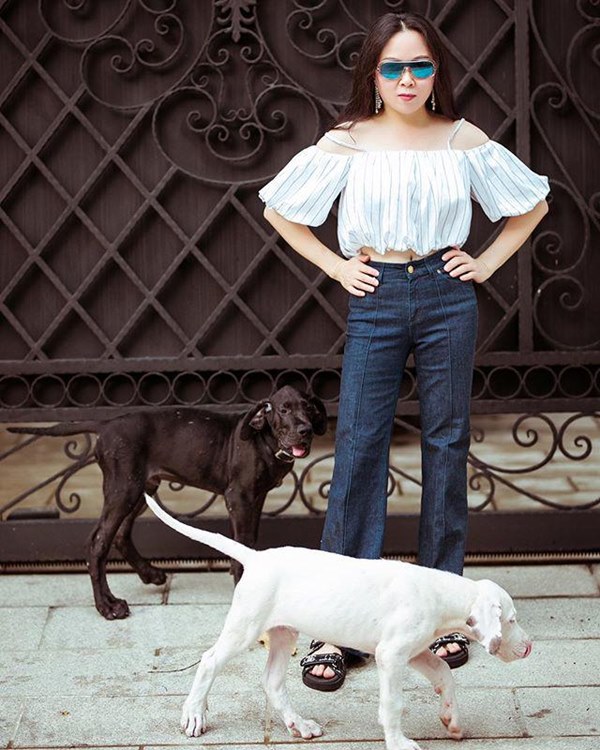 Bất chấp thân hình mũm mĩm, Phượng Chanel vẫn đam mê diện áo bẹt vai, hoá ra là có chiêu-12