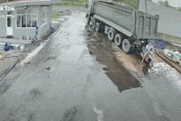 Bị CSTT dừng xe, người phụ nữ cãi cự: Tôi chỉ đi ngược chiều 1- 2m thôi, lỗi gì?-5