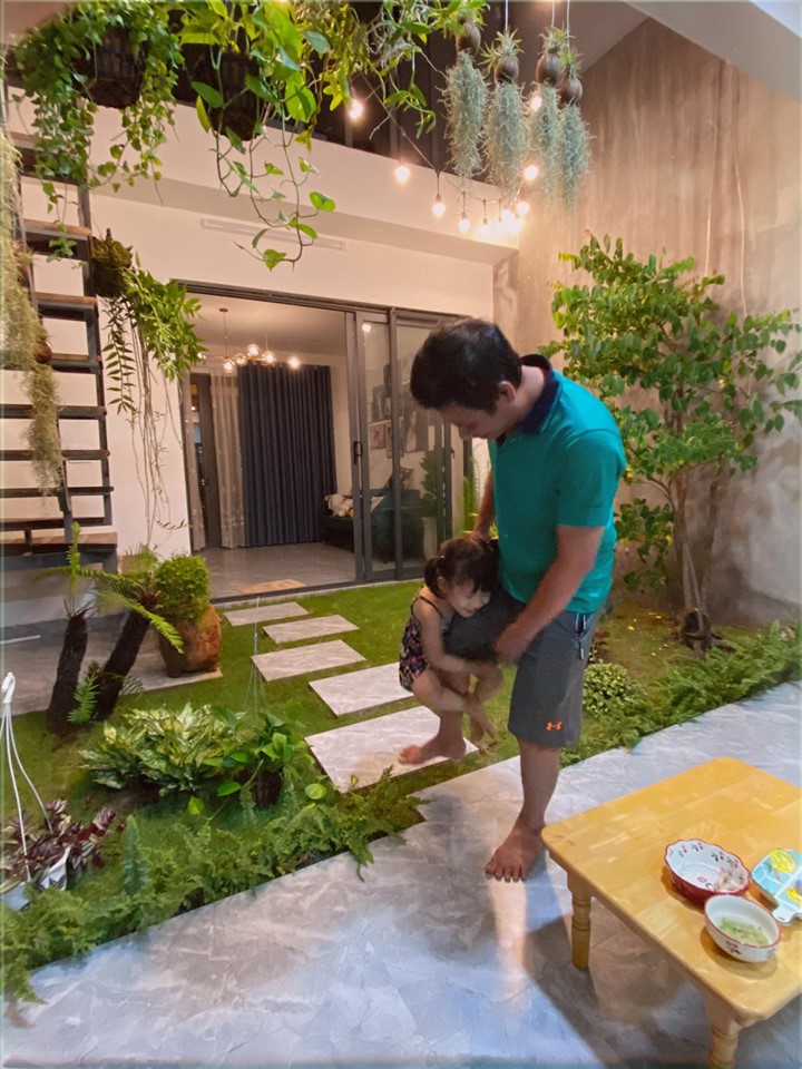 Mất 2 năm để tiết kiệm 1.9 tỷ để mua đất xây nhà, vợ chồng trẻ đã thực hiện giấc mơ với ngôi nhà nhỏ xinh trong con hẻm nhỏ nằm giữa lòng phố núi-13