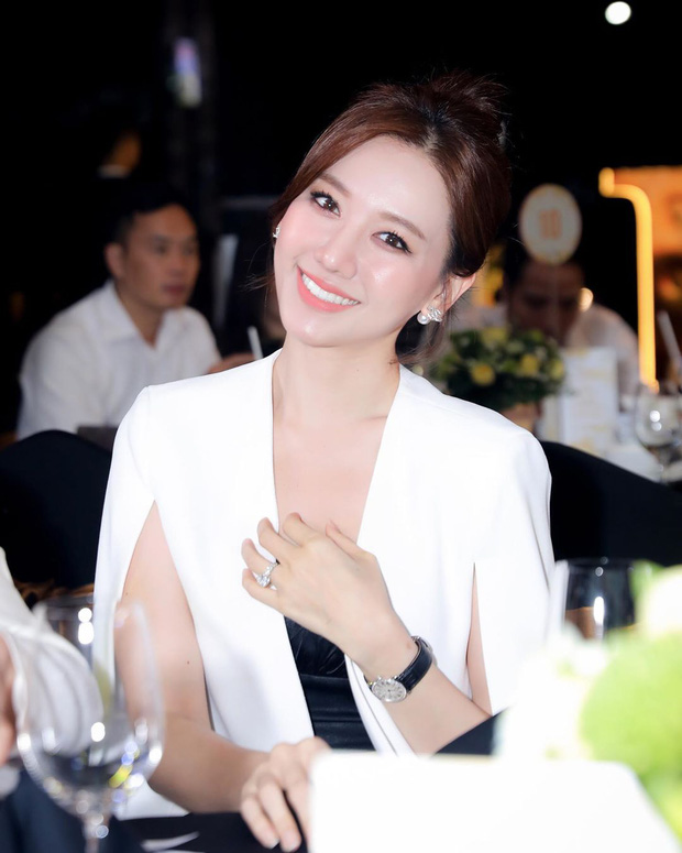 Diện combo” vén tóc mái, kẻ mắt đậm, Hari Won được khen sang nhưng cũng bị chê già đanh” không ít-2