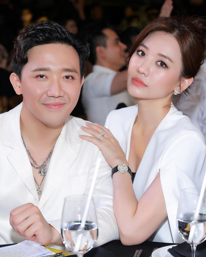 Diện combo” vén tóc mái, kẻ mắt đậm, Hari Won được khen sang nhưng cũng bị chê già đanh” không ít-3