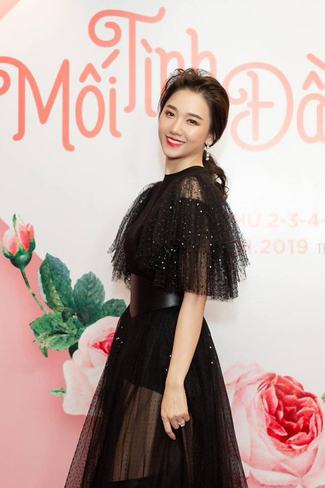 Diện combo” vén tóc mái, kẻ mắt đậm, Hari Won được khen sang nhưng cũng bị chê già đanh” không ít-4