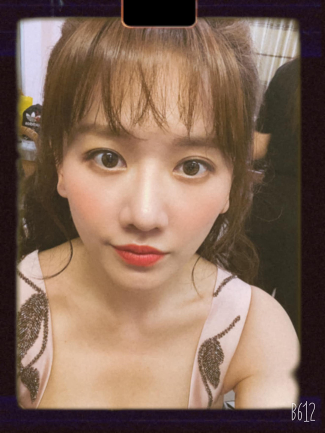 Diện combo” vén tóc mái, kẻ mắt đậm, Hari Won được khen sang nhưng cũng bị chê già đanh” không ít-6