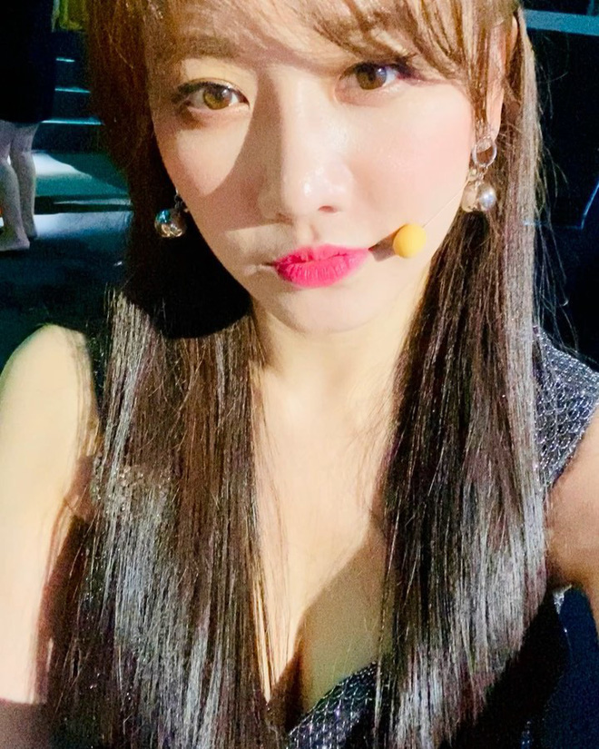 Diện combo” vén tóc mái, kẻ mắt đậm, Hari Won được khen sang nhưng cũng bị chê già đanh” không ít-7