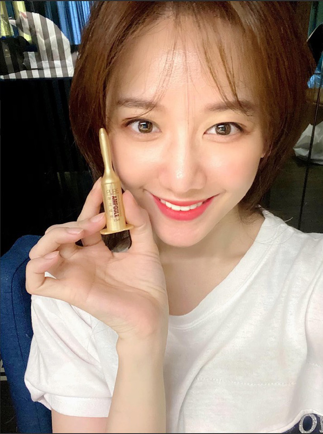 Diện combo” vén tóc mái, kẻ mắt đậm, Hari Won được khen sang nhưng cũng bị chê già đanh” không ít-8