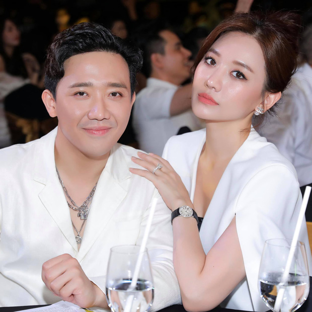 Cách Trấn Thành đáp trả tranh cãi thể hiện tình cảm: Không ngại hôn môi Hari Won đầy ngọt ngào giữa sự kiện-1