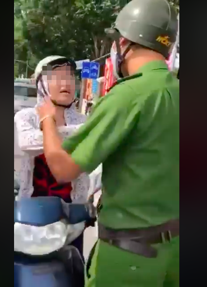 Bị CSTT dừng xe, người phụ nữ cãi cự: Tôi chỉ đi ngược chiều 1- 2m thôi, lỗi gì?-1