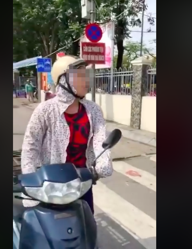 Bị CSTT dừng xe, người phụ nữ cãi cự: Tôi chỉ đi ngược chiều 1- 2m thôi, lỗi gì?-2