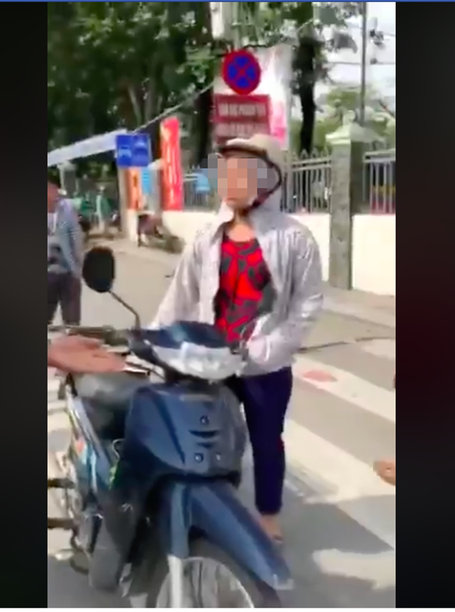 Bị CSTT dừng xe, người phụ nữ cãi cự: Tôi chỉ đi ngược chiều 1- 2m thôi, lỗi gì?-4