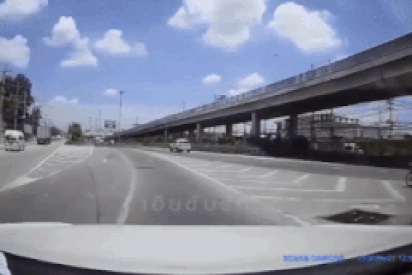 Xe máy nhập làn không quan sát khiến ôtô phía sau đâm trúng