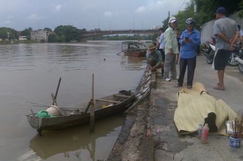 Ba mẹ con buộc vào nhau nổi trên sông ở Bắc Giang