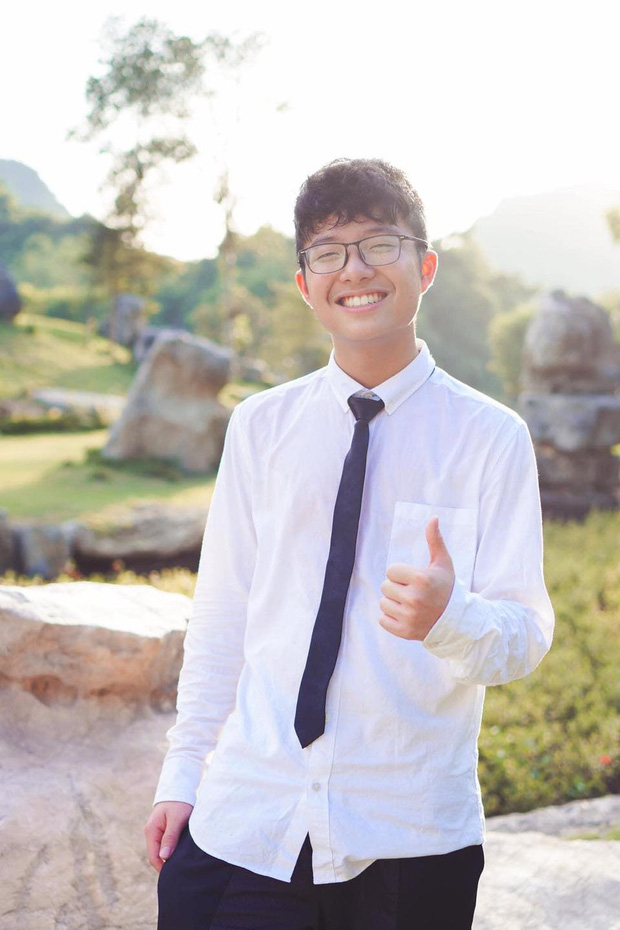 Tít - cậu con trai 15 tuổi của NSND Công Lý ngày càng trổ mã, diện áo sơ mi trắng vào cười một phát là ngất ngây-1