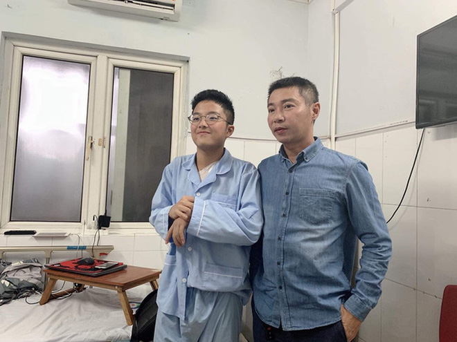 Tít - cậu con trai 15 tuổi của NSND Công Lý ngày càng trổ mã, diện áo sơ mi trắng vào cười một phát là ngất ngây-3