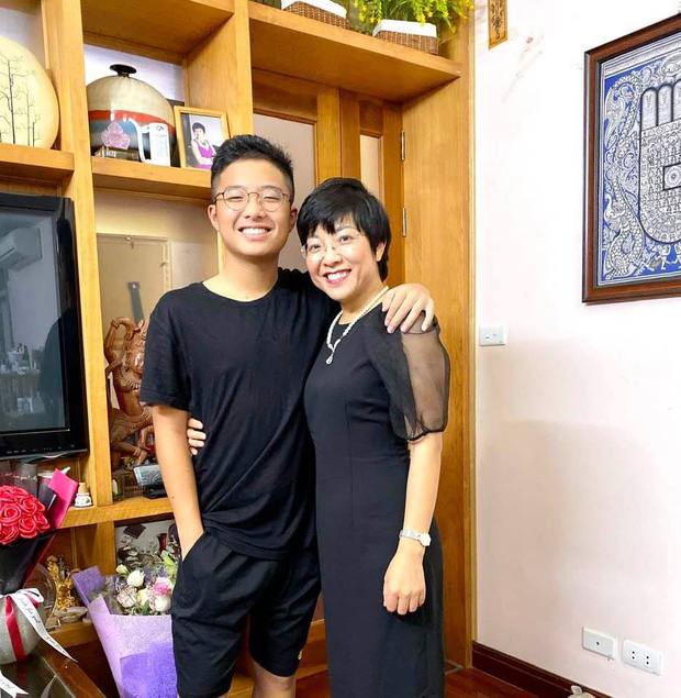 Tít - cậu con trai 15 tuổi của NSND Công Lý ngày càng trổ mã, diện áo sơ mi trắng vào cười một phát là ngất ngây-4