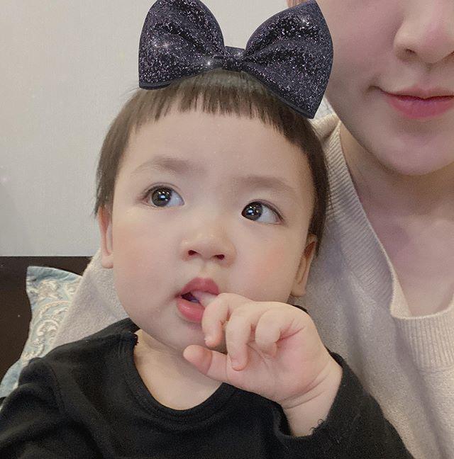 Á hậu Tú Anh đăng ảnh chứng minh con trai xinh là giống mẹ, né được kiếp đẻ thuê-4