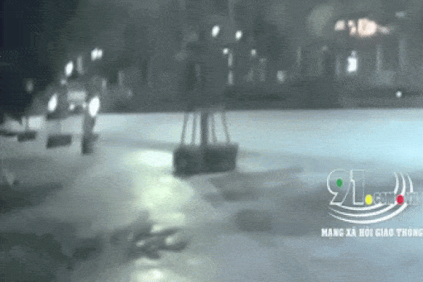 Clip: Khoảnh khắc 2 ô tô đối đầu nhau, cabin xe tải bay xuống đường khiến 1 người tử vong