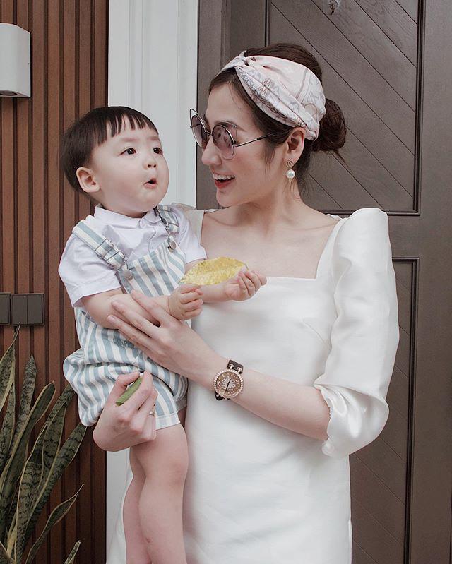 Á hậu Tú Anh đăng ảnh chứng minh con trai xinh là giống mẹ, né được kiếp đẻ thuê-6