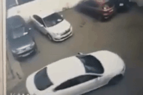 Ôtô mất kiểm soát đâm nhiều xe khác trong bãi đỗ xe