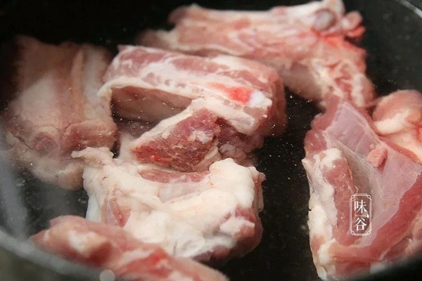 Cách làm món canh mướp đắng nấu sườn đậu nành vừa giải nhiệt ngày nắng-2