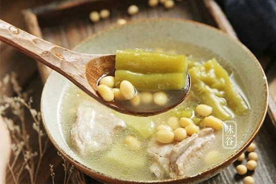 Cách làm món canh mướp đắng nấu sườn đậu nành vừa giải nhiệt ngày nắng