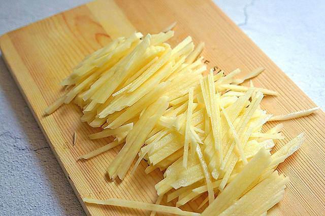 Đừng xào khoai tây ngay sau khi thái, thêm bước này khoai ngon hơn, không nát, không dính chảo-1