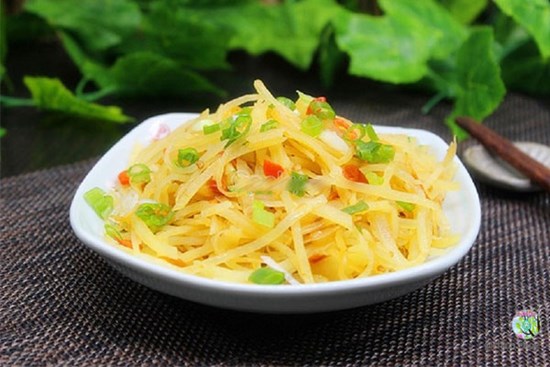 Đừng xào khoai tây ngay sau khi thái, thêm bước này khoai ngon hơn, không nát, không dính chảo