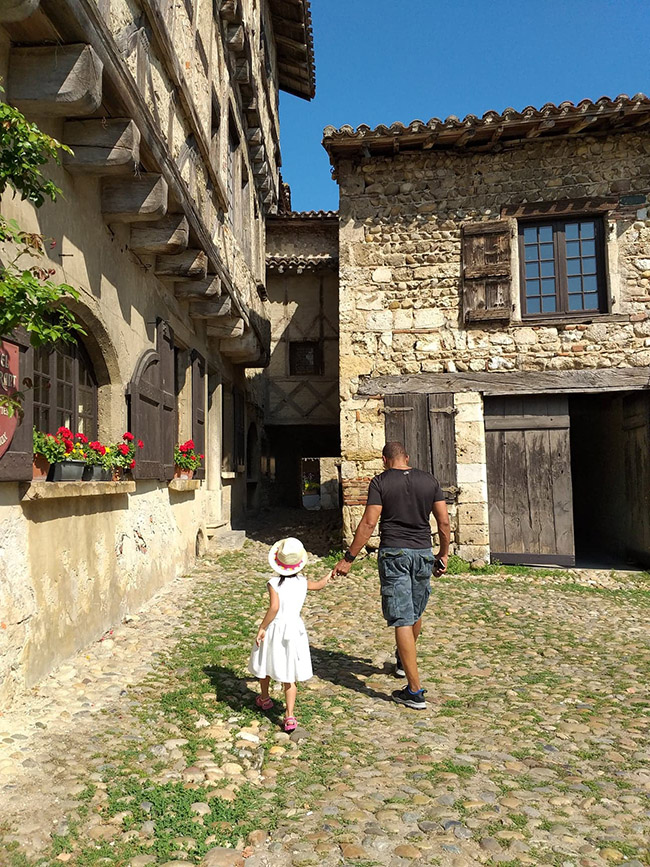 Ngày mình đòi ly dị, bố của con mình bảo: Ly dị thì thành cái đồ nạ dòng à? Ai người ta thèm lấy cái đồ nạ dòng? Ai thèm nuôi dạy con cô?”-4