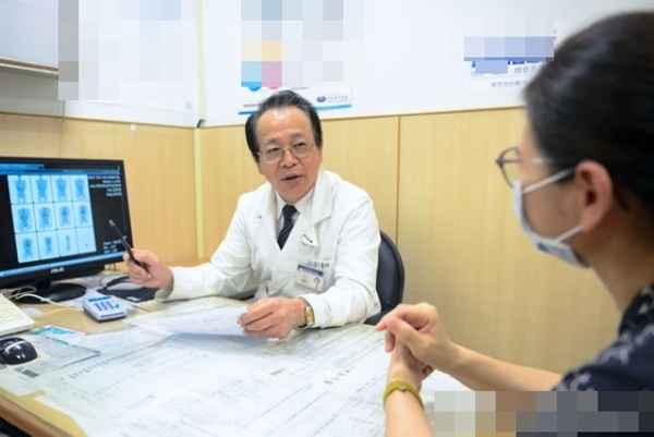 Phát hiện điều bất thường ở vú nhưng không đau nên không đi khám, 2 năm sau người phụ nữ hối hận thì đã không kịp-2